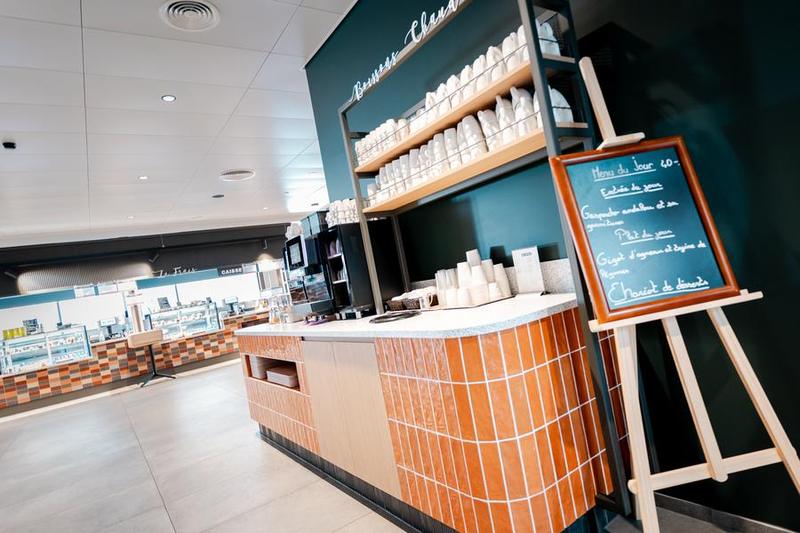 Comptoir de boissons chaudes en libre-service et ardoise du menu du jour
