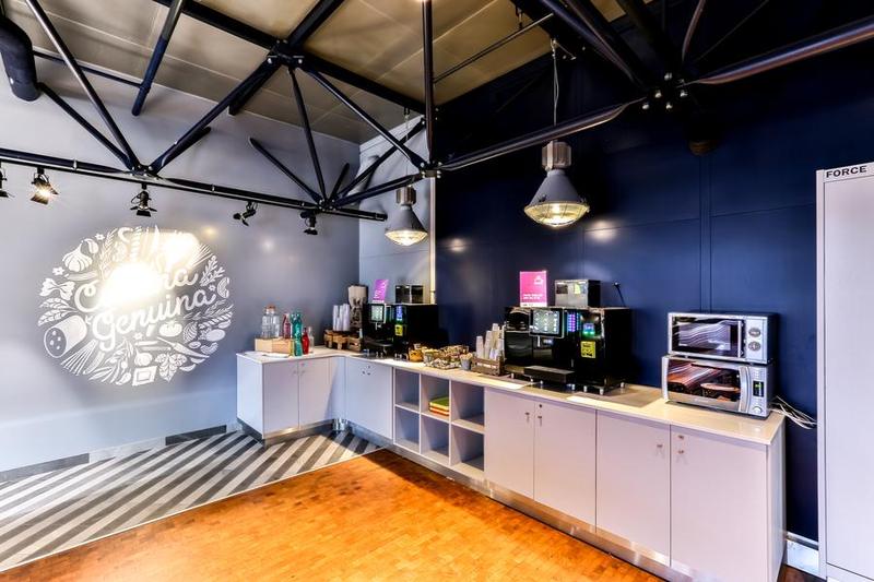 Coin cafe en libre-service : meubles bas, machines a cafe et fours