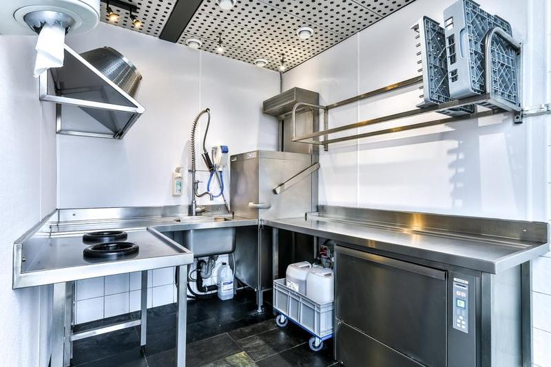 Laverie : lave-vaisselle a capot, plonge, tables d'entree et de sortie