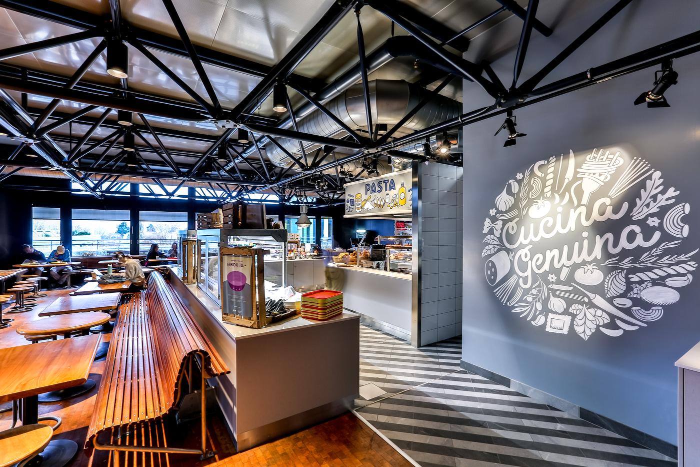 Espace de restauration : comptoir de distribution, poste pasta, banquettes et tables